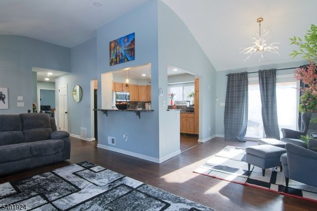 31 Green Dr, East Hanover Twp., NJ 07936