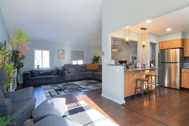 31 Green Dr, East Hanover Twp., NJ 07936