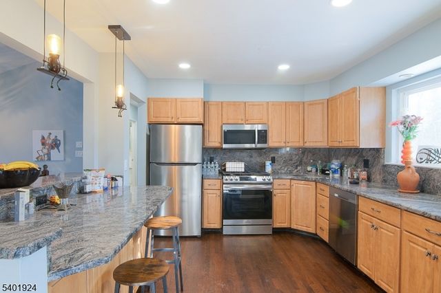 31 Green Dr, East Hanover Twp., NJ 07936