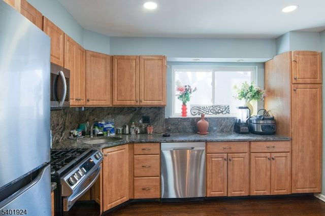 31 Green Dr, East Hanover Twp., NJ 07936