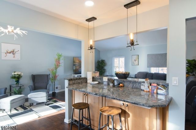 31 Green Dr, East Hanover Twp., NJ 07936