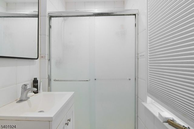 31 Green Dr, East Hanover Twp., NJ 07936