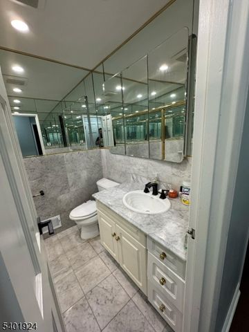 31 Green Dr, East Hanover Twp., NJ 07936