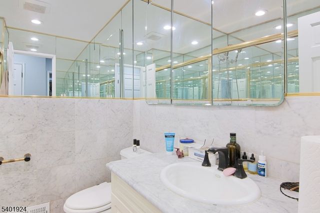 31 Green Dr, East Hanover Twp., NJ 07936