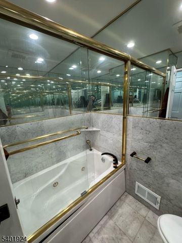 31 Green Dr, East Hanover Twp., NJ 07936