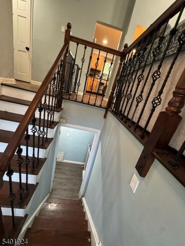 31 Green Dr, East Hanover Twp., NJ 07936