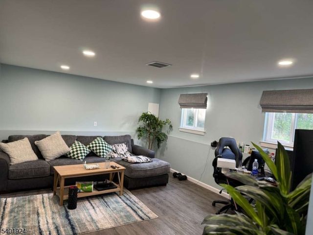 31 Green Dr, East Hanover Twp., NJ 07936