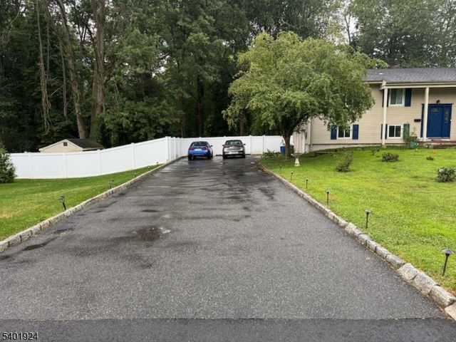 31 Green Dr, East Hanover Twp., NJ 07936