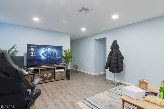 31 Green Dr, East Hanover Twp., NJ 07936