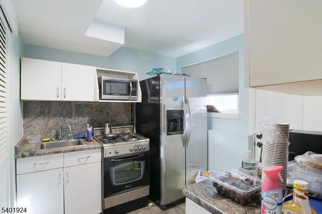 31 Green Dr, East Hanover Twp., NJ 07936