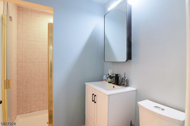 31 Green Dr, East Hanover Twp., NJ 07936