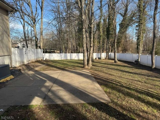 31 Green Dr, East Hanover Twp., NJ 07936