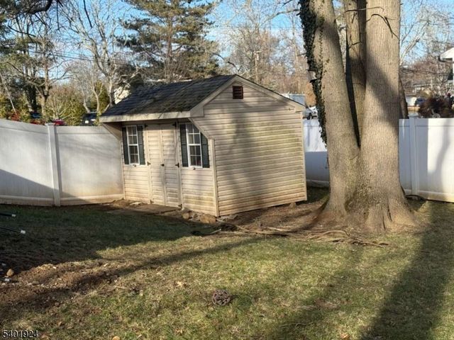 31 Green Dr, East Hanover Twp., NJ 07936