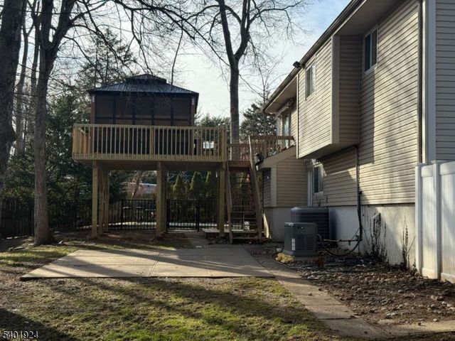 31 Green Dr, East Hanover Twp., NJ 07936