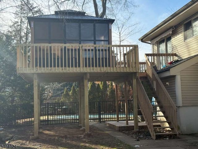 31 Green Dr, East Hanover Twp., NJ 07936