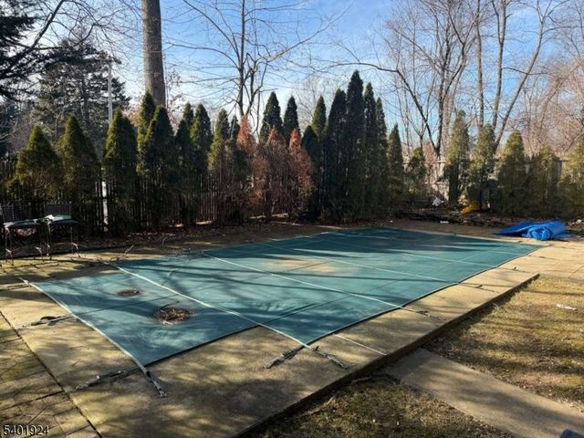 31 Green Dr, East Hanover Twp., NJ 07936