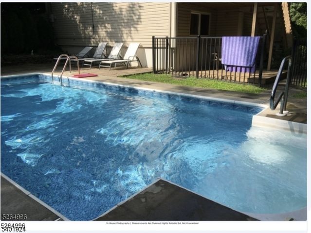 31 Green Dr, East Hanover Twp., NJ 07936