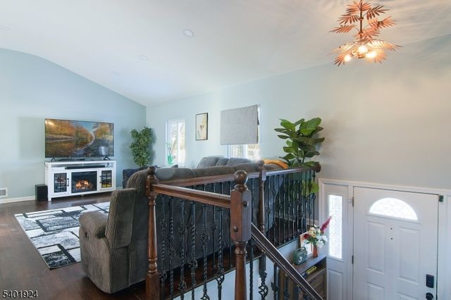 31 Green Dr, East Hanover Twp., NJ 07936