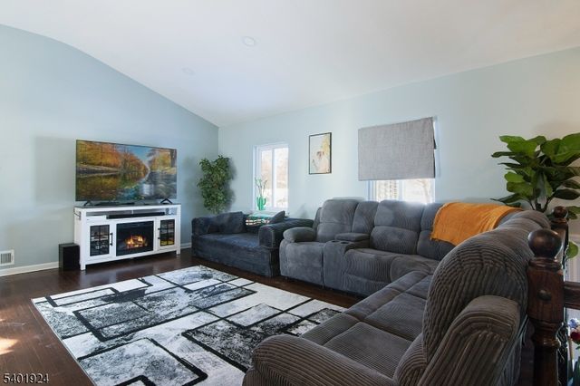 31 Green Dr, East Hanover Twp., NJ 07936