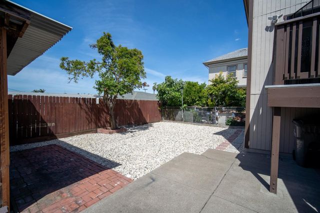 1221 E 19th Street, Oakland, CA 94606
