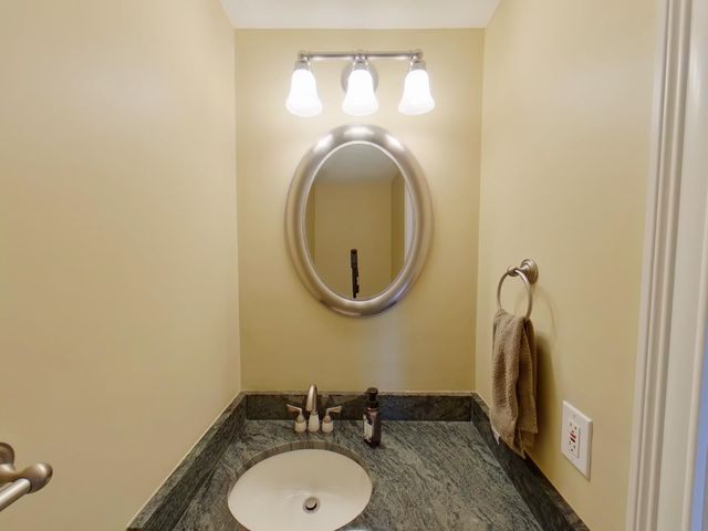 55 River Rd Apt 8A, Manchester, NH 03104