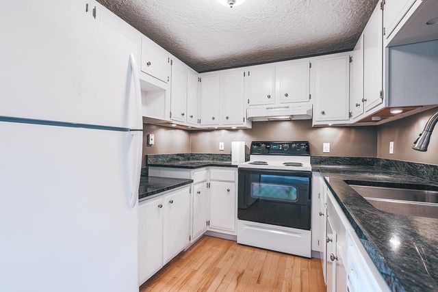 55 River Rd Apt 8A, Manchester, NH 03104