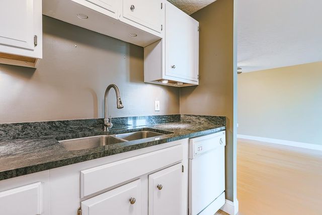 55 River Rd Apt 8A, Manchester, NH 03104