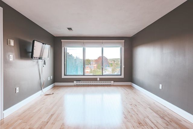 55 River Rd Apt 8A, Manchester, NH 03104