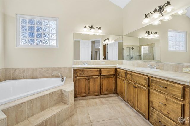 10200 Barnes Drive, Bakersfield, CA 93311