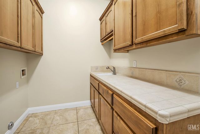 10200 Barnes Drive, Bakersfield, CA 93311
