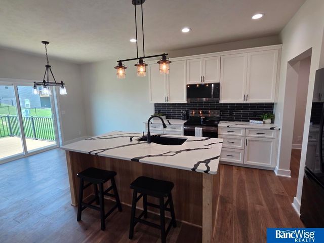 1043 Tuscan Trail, Hickman, NE 68372