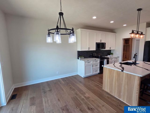 1043 Tuscan Trail, Hickman, NE 68372