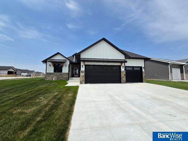 1043 Tuscan Trail, Hickman, NE 68372