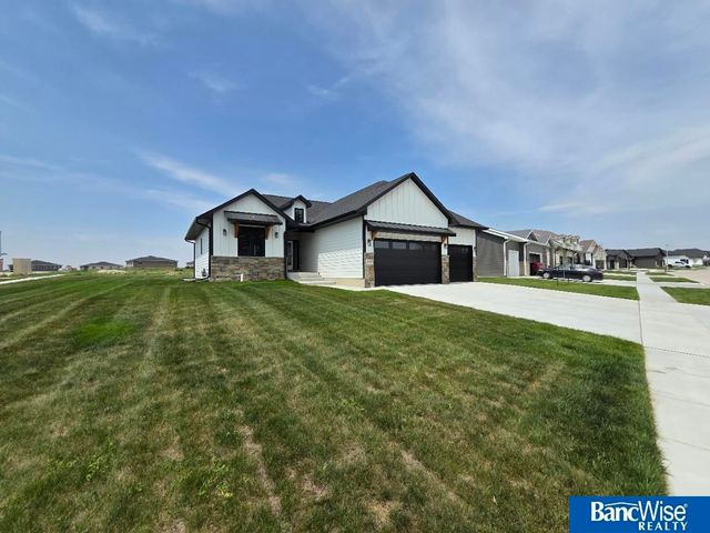 1043 Tuscan Trail, Hickman, NE 68372
