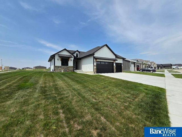 1043 Tuscan Trail, Hickman, NE 68372