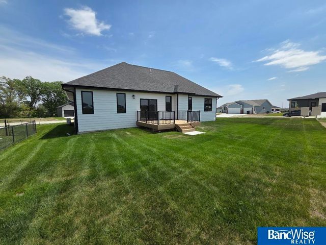 1043 Tuscan Trail, Hickman, NE 68372