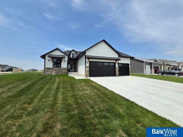 1043 Tuscan Trail, Hickman, NE 68372