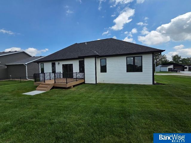 1043 Tuscan Trail, Hickman, NE 68372