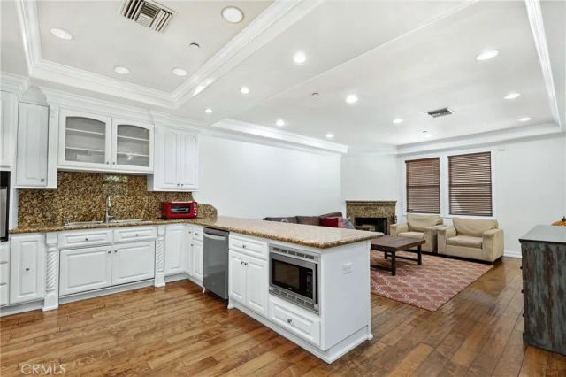 1551 Artesia Boulevard 4, Manhattan Beach, CA 90266