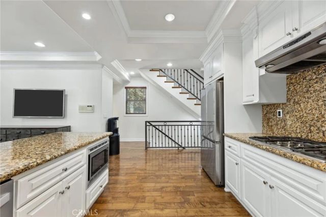 1551 Artesia Boulevard 4, Manhattan Beach, CA 90266
