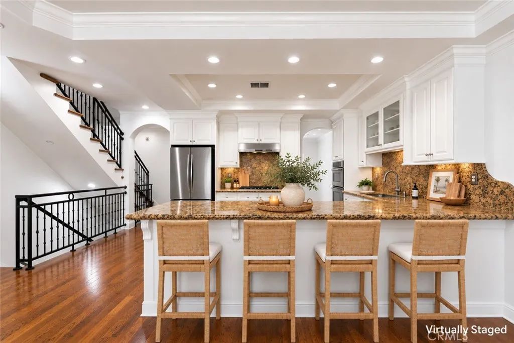 1551 Artesia Boulevard 4, Manhattan Beach, CA 90266