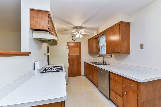 535 Illini Drive, Carol Stream, IL 60188