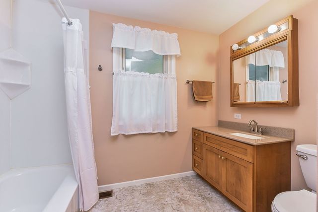 535 Illini Drive, Carol Stream, IL 60188