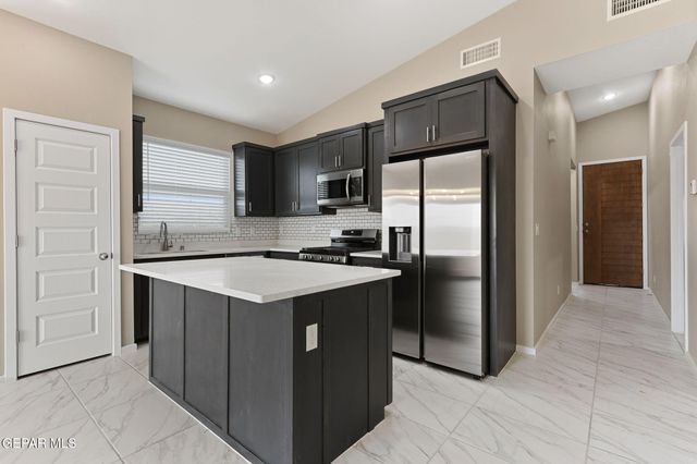 666 E Davi's Greenwood Court E, Vinton, TX 79821