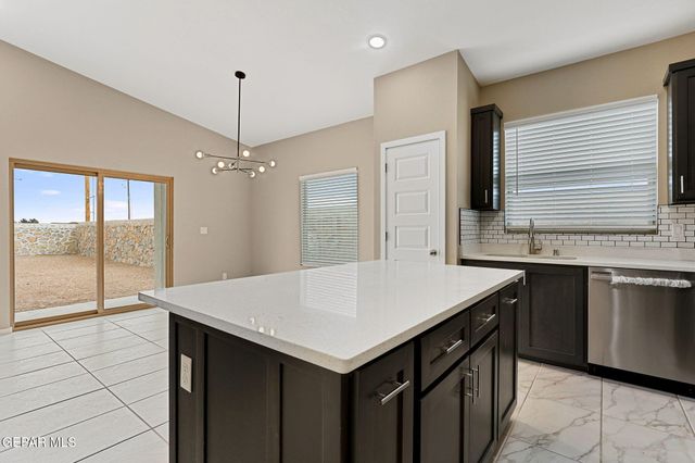 666 E Davi's Greenwood Court E, Vinton, TX 79821