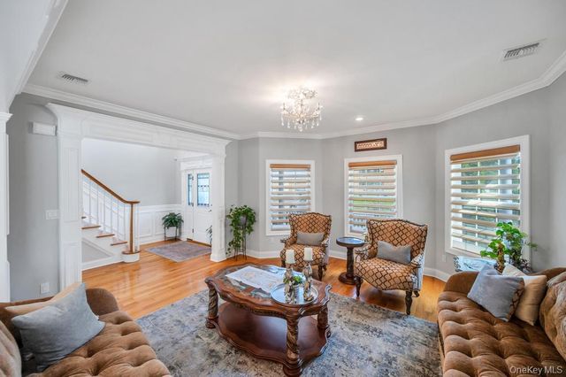 14 Kent Road, Valley Stream, NY 11580