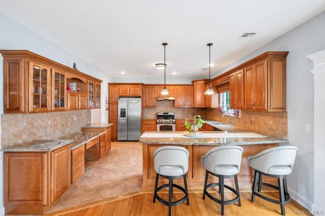 14 Kent Road, Valley Stream, NY 11580