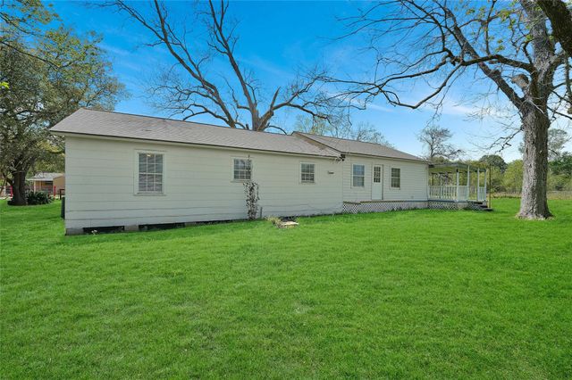 279 County Road 2363 E, Hardin, TX 77575