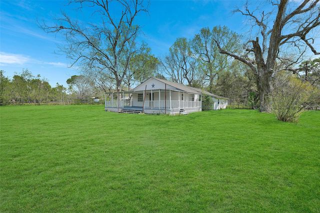 279 County Road 2363 E, Hardin, TX 77575