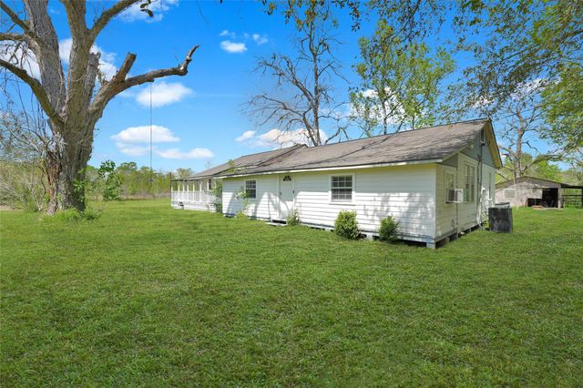 279 County Road 2363 E, Hardin, TX 77575